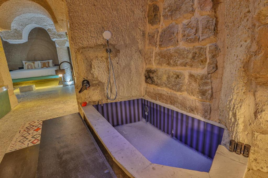 Cappadocia Cave Suite with Jacuzzi – Romantic Spa Suite