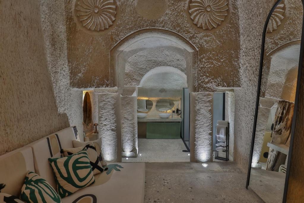 imperial pool cave room