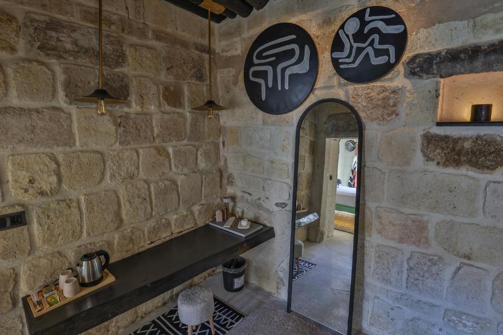 stone arch cave suite